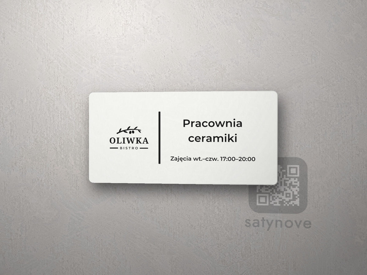 Biała tabliczka z przykładowym logo, pionową linią i napisem „Pracownia ceramiki”