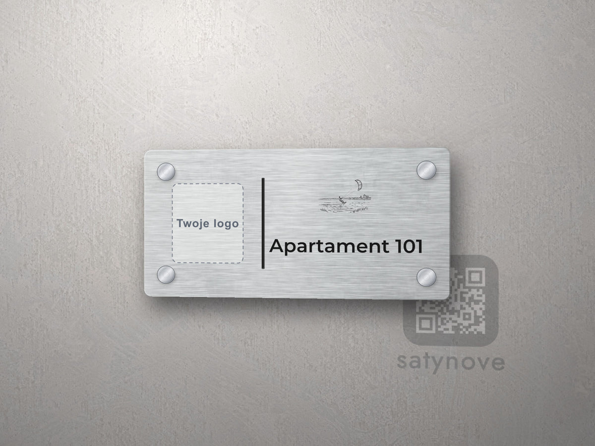 Srebrna tabliczka apartamentu z miejscem na logo i grafiką Półwyspu Helskiego