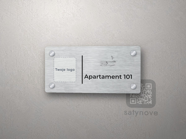 Srebrna tabliczka apartamentu z miejscem na logo i grafiką Półwyspu Helskiego