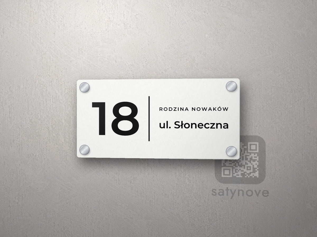 Pozioma tabliczka adresowa: numer domu po lewej, ulica i nazwa domu po prawej
