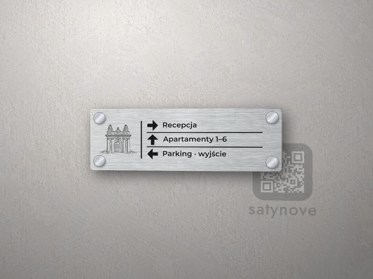 Srebrna tabliczka kierunkowa z grafiką Szczecina: Recepcja, Apartamenty 1–6, Parking