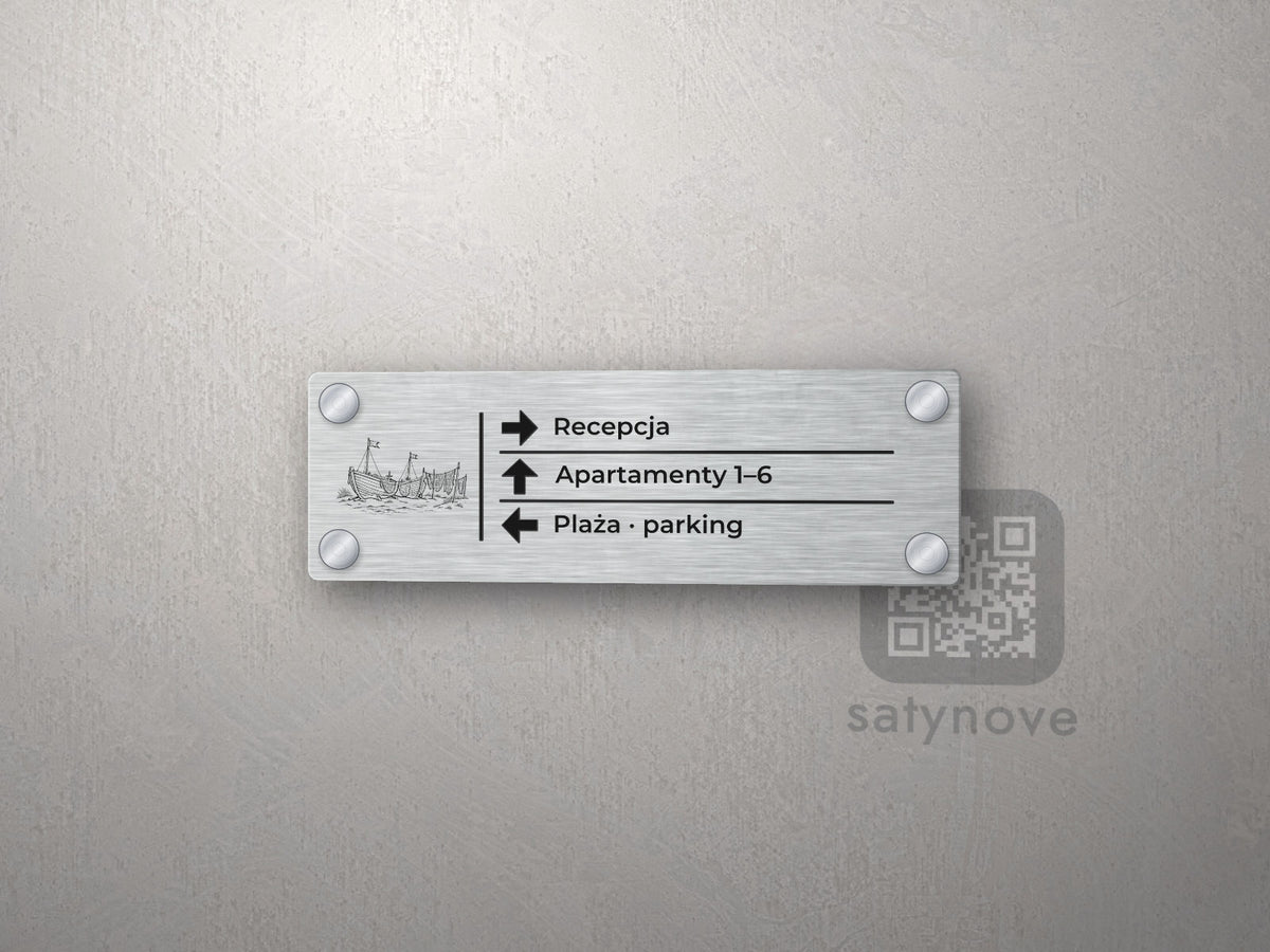 Srebrna tabliczka kierunkowa z grafiką morską: Recepcja, Apartamenty 1–6, Plaża