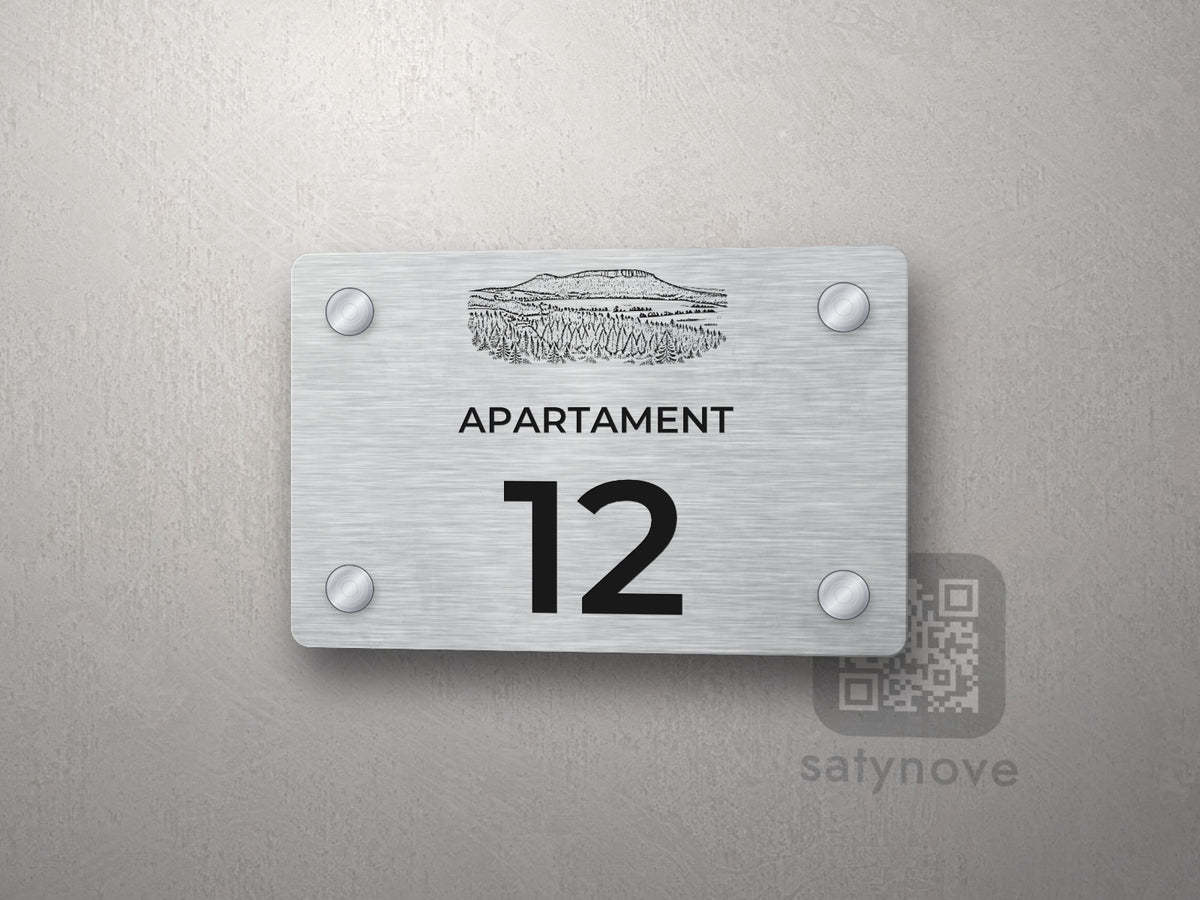 Srebrna tabliczka z numerem apartamentu 12 i grafiką Gór Stołowych