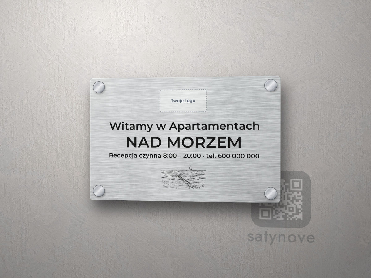 Srebrna tabliczka powitalna z miejscem na logo i grafiką morską