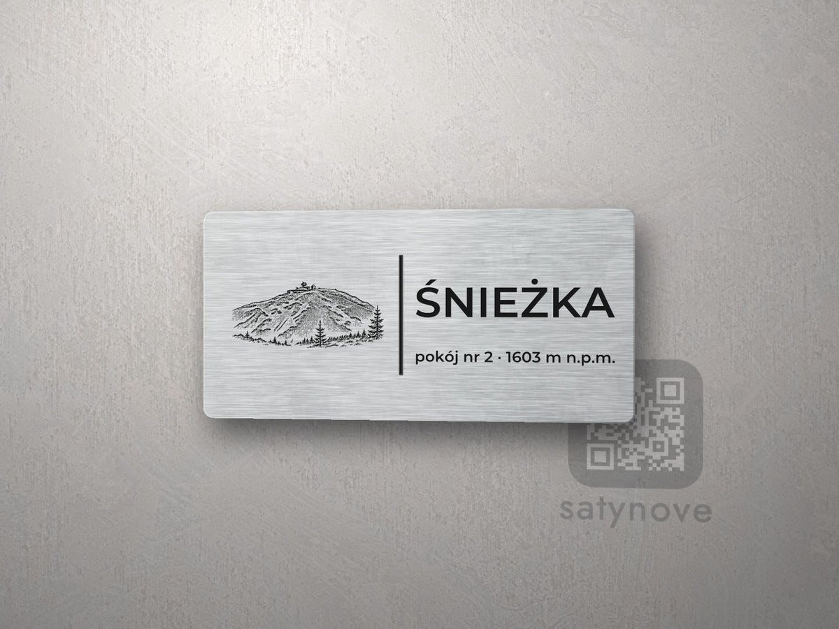 Srebrna tabliczka z rysunkiem i napisem ŚNIEŻKA, pokój nr 2