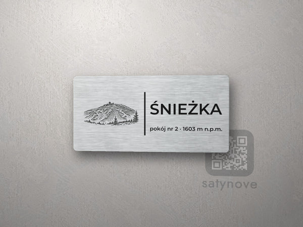 Srebrna tabliczka z rysunkiem i napisem ŚNIEŻKA, pokój nr 2