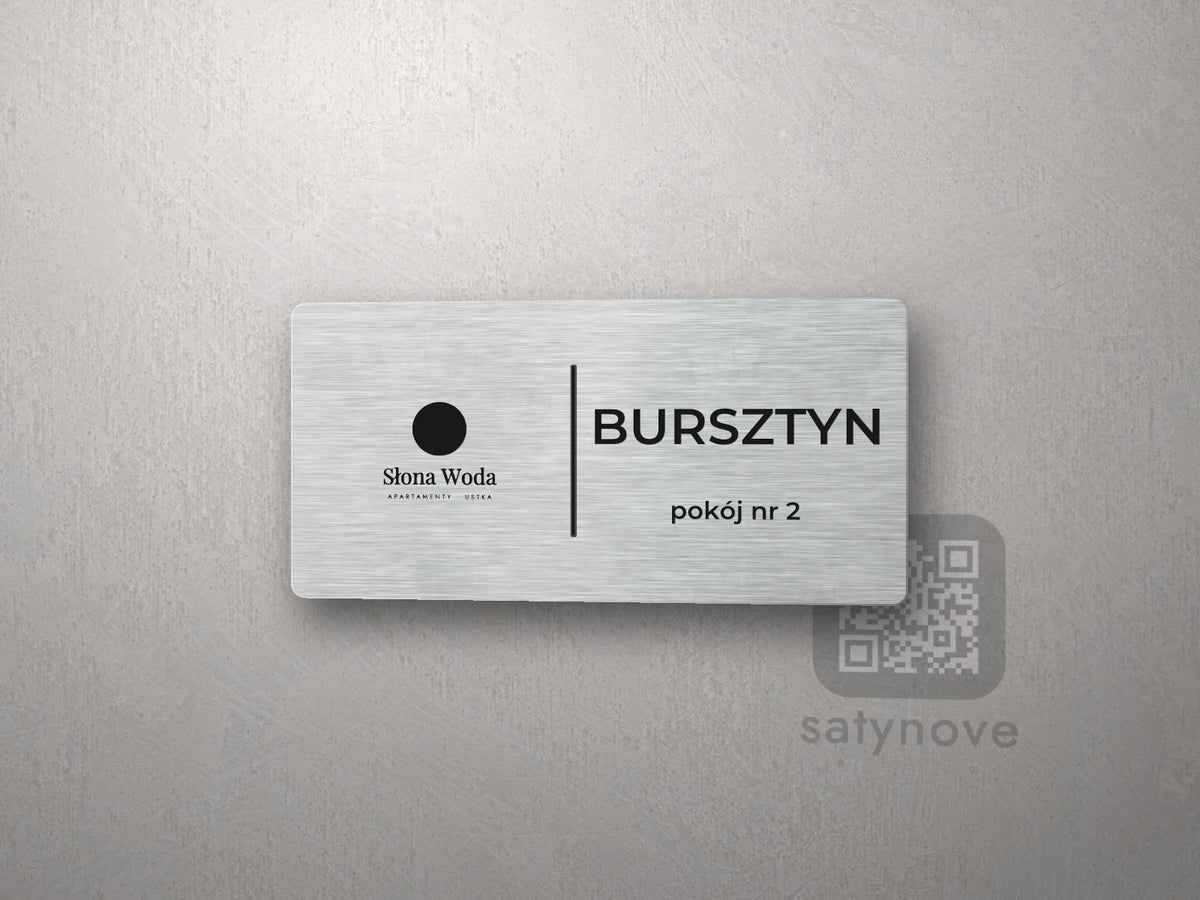 Srebrna tabliczka z logo obiektu i napisem BURSZTYN, pokój nr 2