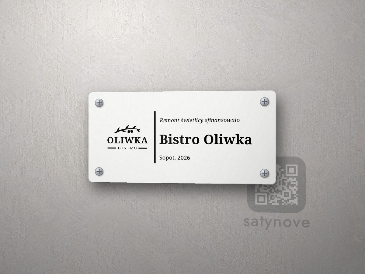 Tabliczka fundatora z logo firmy z lewej, napisem „Remont świetlicy sfinansowało” i nazwą