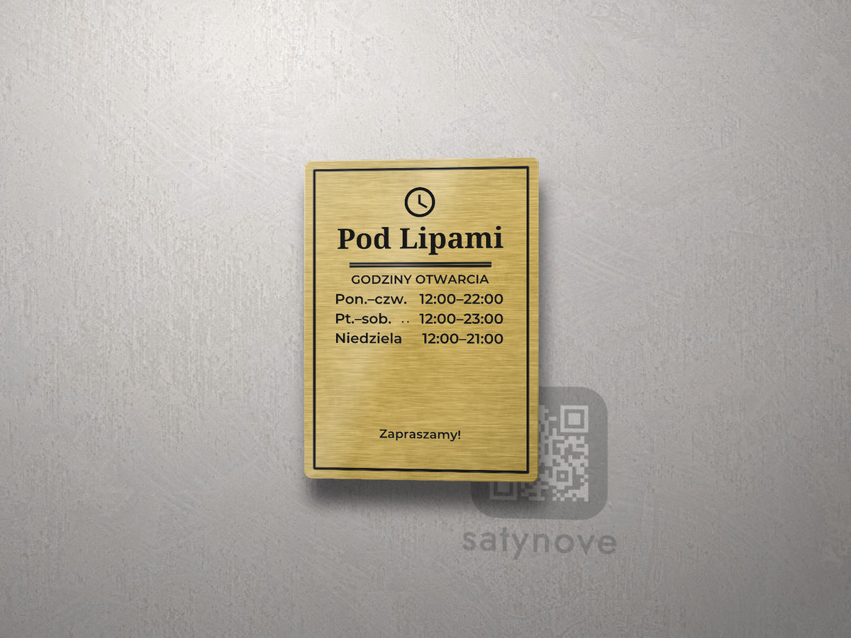 Złota tabliczka w ramce z zegarem, nazwą Pod Lipami i godzinami otwarcia