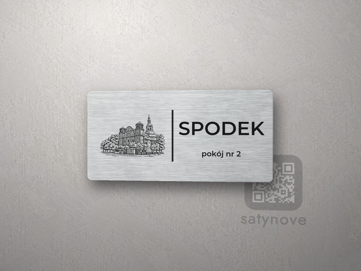 Srebrna tabliczka z rysunkiem i napisem SPODEK, pokój nr 2