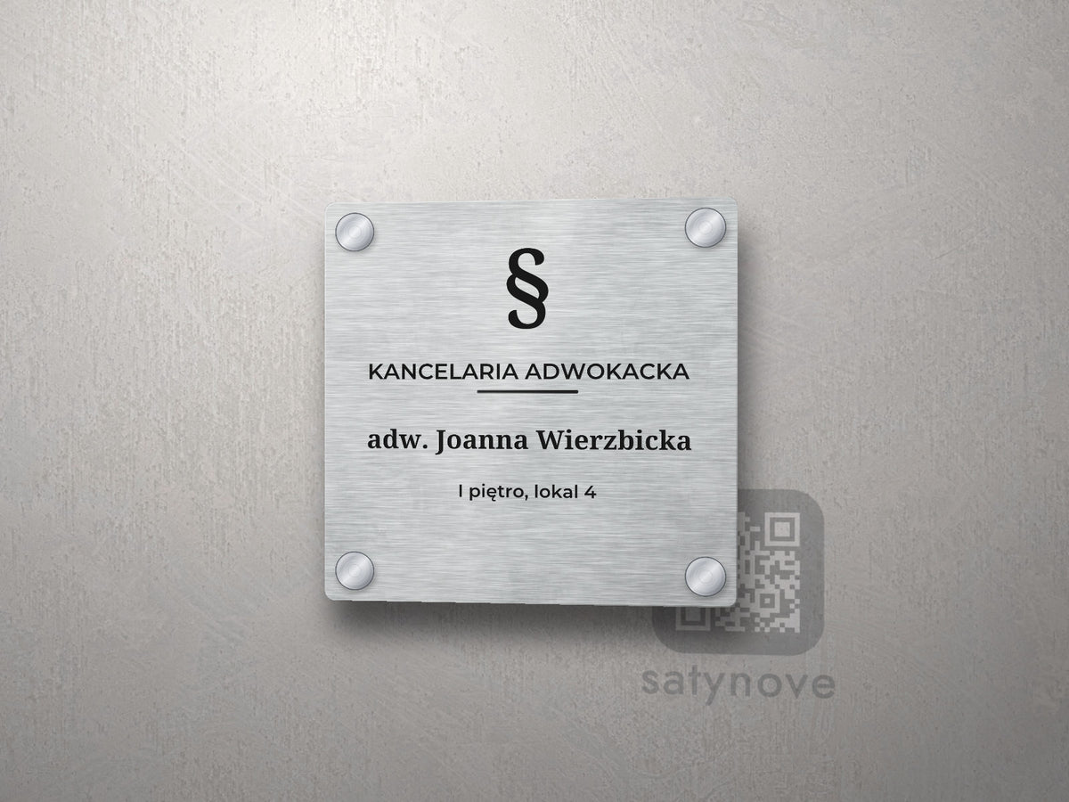 Kwadratowa srebrna tabliczka z wagą, napisem Kancelaria adwokacka i nazwiskiem