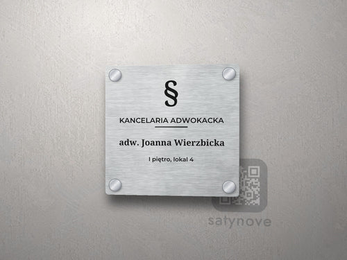 Kwadratowa srebrna tabliczka z wagą, napisem Kancelaria adwokacka i nazwiskiem