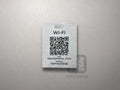 Srebrna tabliczka Wi-Fi z kodem QR i grafiką Bieszczadów