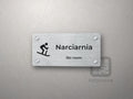 Tabliczka na drzwi z piktogramem narciarza i napisem Narciarnia, Ski room