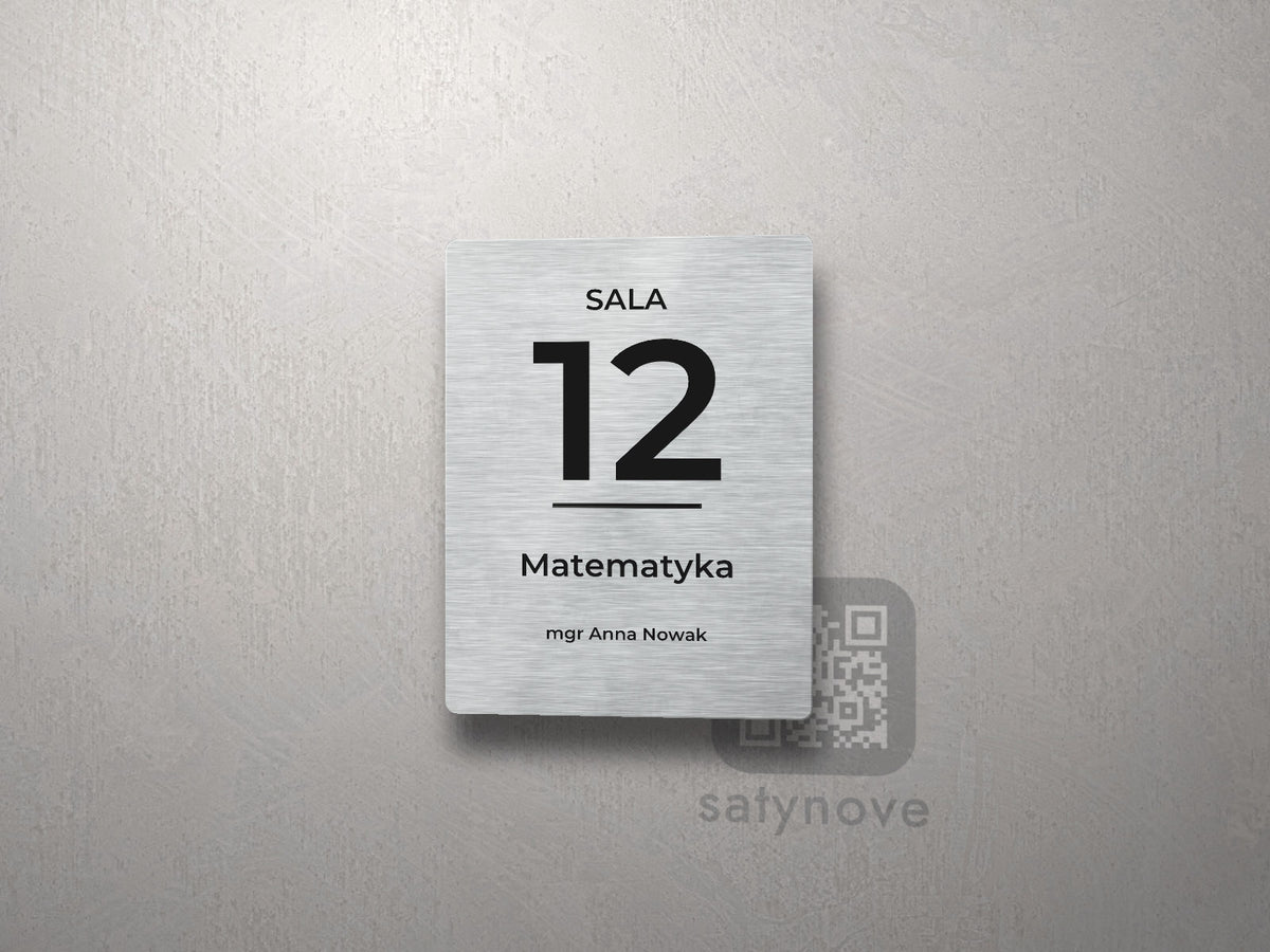 Pionowa srebrna tabliczka: SALA, duży numer 12, linia i napis Matematyka