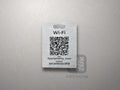 Srebrna tabliczka Wi-Fi z kodem QR i grafiką Gór Stołowych