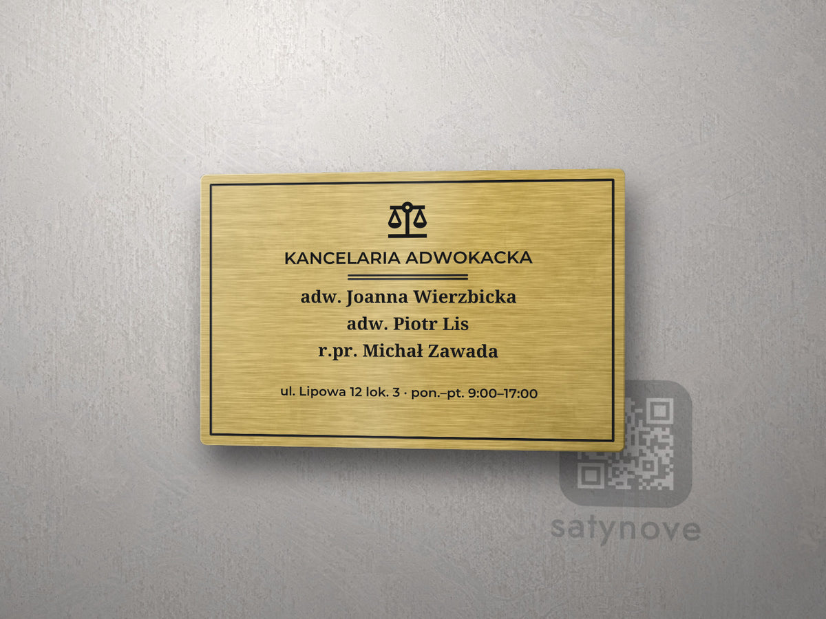 Złoty szyld kancelarii w ramce z wagą, nazwą kancelarii i trzema nazwiskami