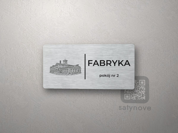 Srebrna tabliczka z rysunkiem i napisem FABRYKA, pokój nr 2