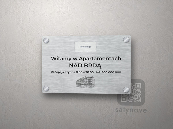 Srebrna tabliczka powitalna z miejscem na logo i grafiką Bydgoszczy