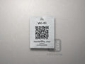 Srebrna tabliczka Wi-Fi z kodem QR i grafiką Białegostoku
