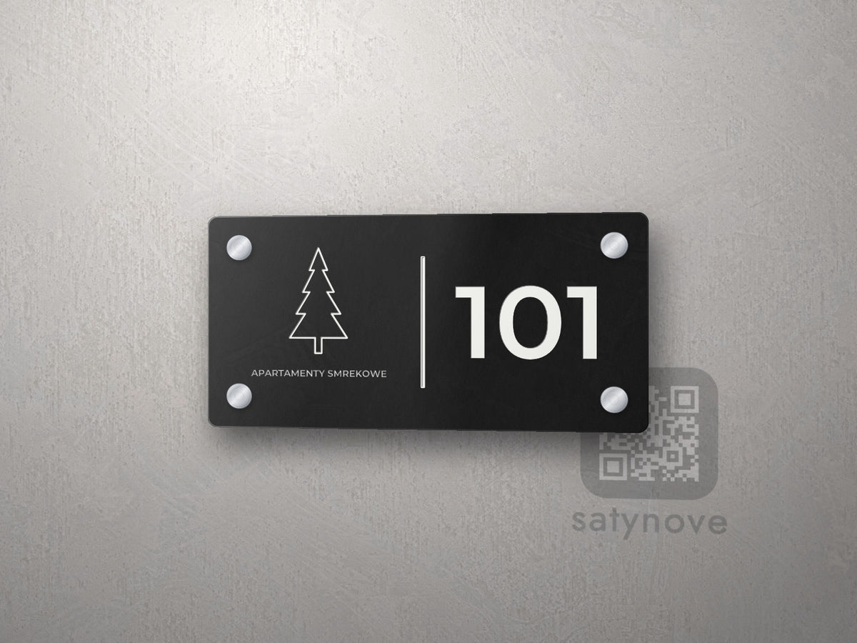 Czarna tabliczka ze świerkiem, napisem Apartamenty Smrekowe i numerem 101