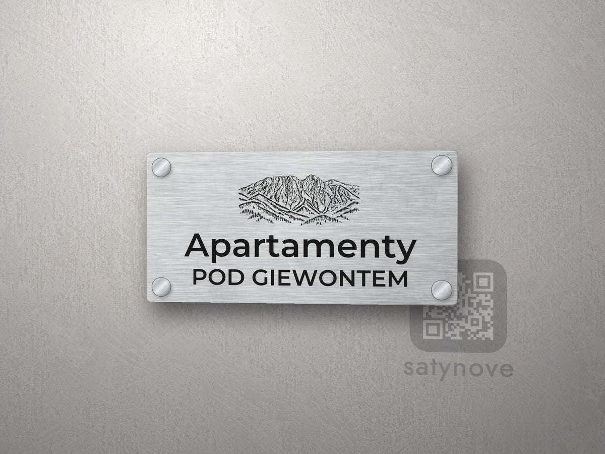Srebrny szyld z rysunkiem Giewontu i napisem Apartamenty pod Giewontem