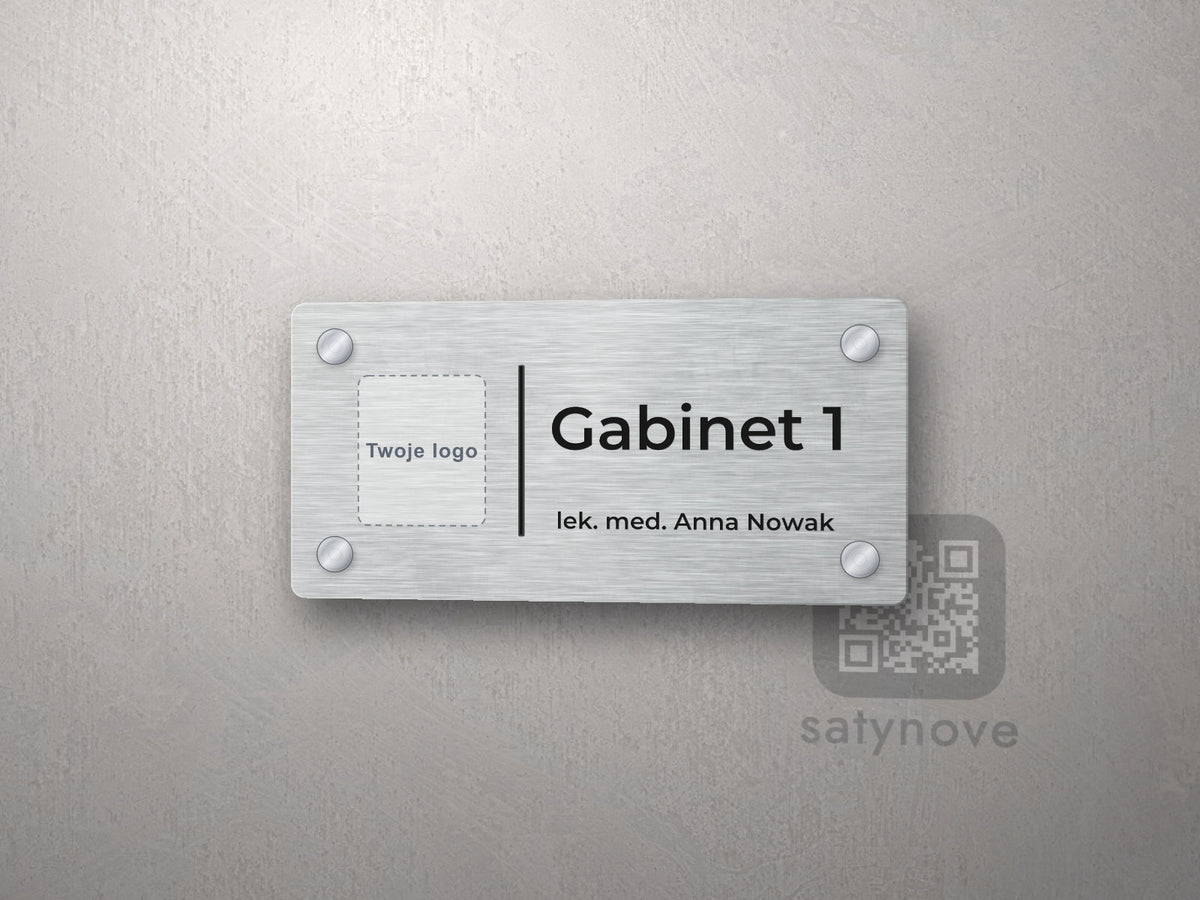 Tabliczka na drzwi gabinetu z logo przychodni, napisem Gabinet 1 i nazwiskiem lekarza
