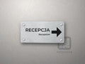 Tabliczka kierunkowa Recepcja ze strzałką w prawo