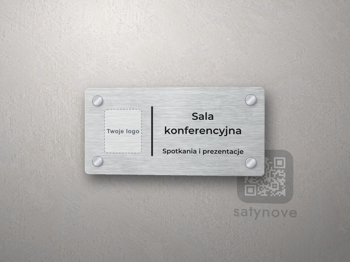 Tabliczka na drzwi z logo firmy po lewej i napisem Sala konferencyjna