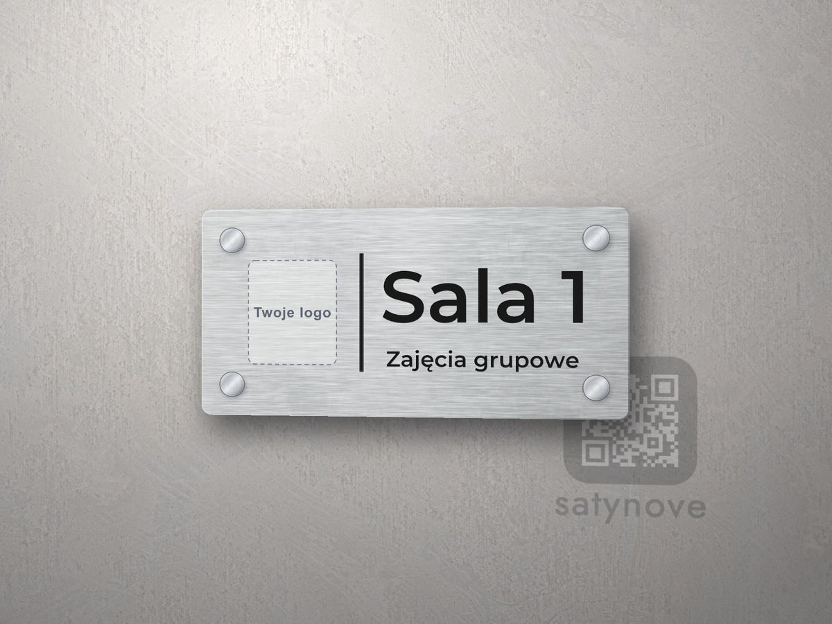Tabliczka na drzwi z logo i napisem Sala 1, Zajęcia grupowe