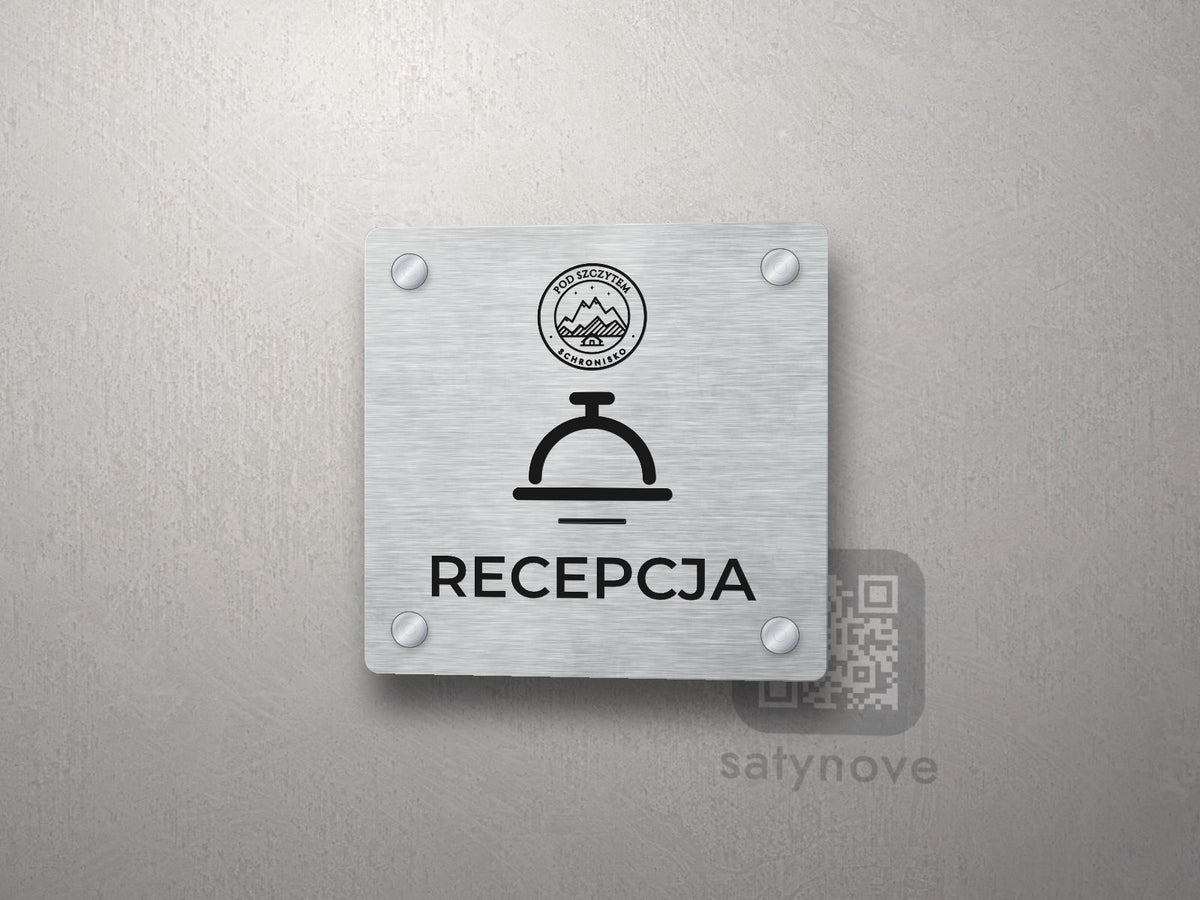 Srebrna tabliczka Recepcja z logo schroniska u góry, piktogramem i podpisem RECEPCJA