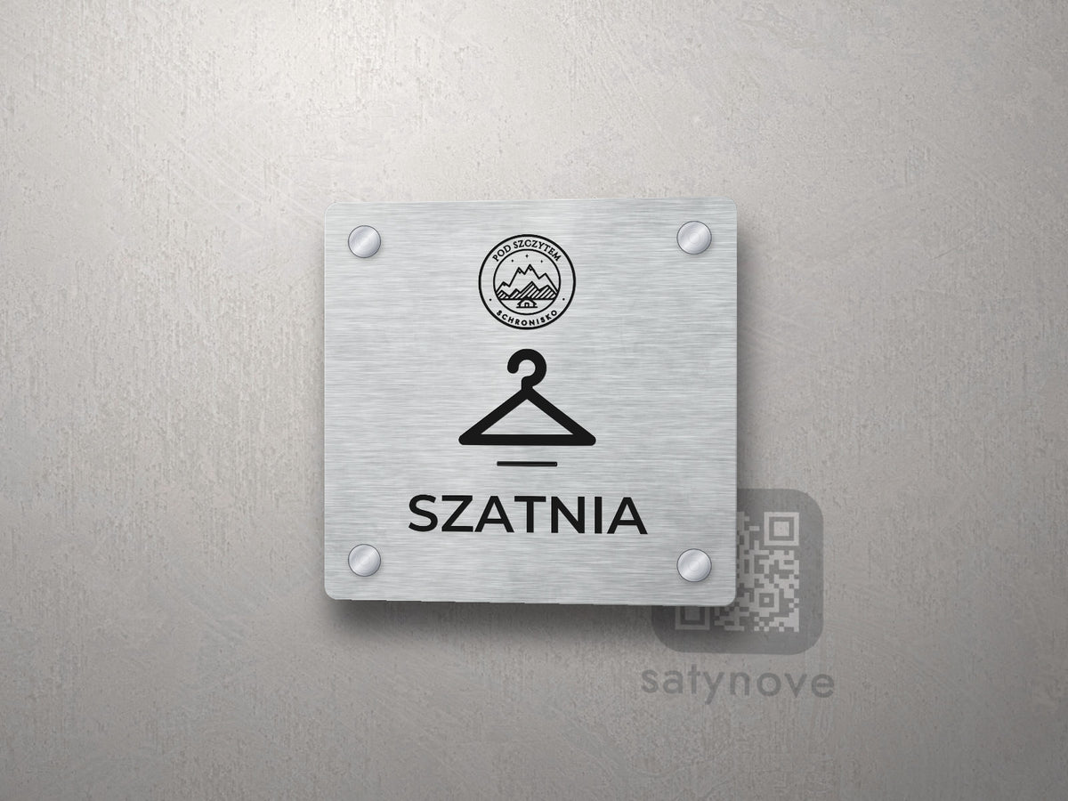 Srebrna tabliczka Szatnia z logo schroniska u góry, piktogramem i podpisem SZATNIA