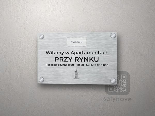 Srebrna tabliczka powitalna z miejscem na logo i grafiką Krakowa