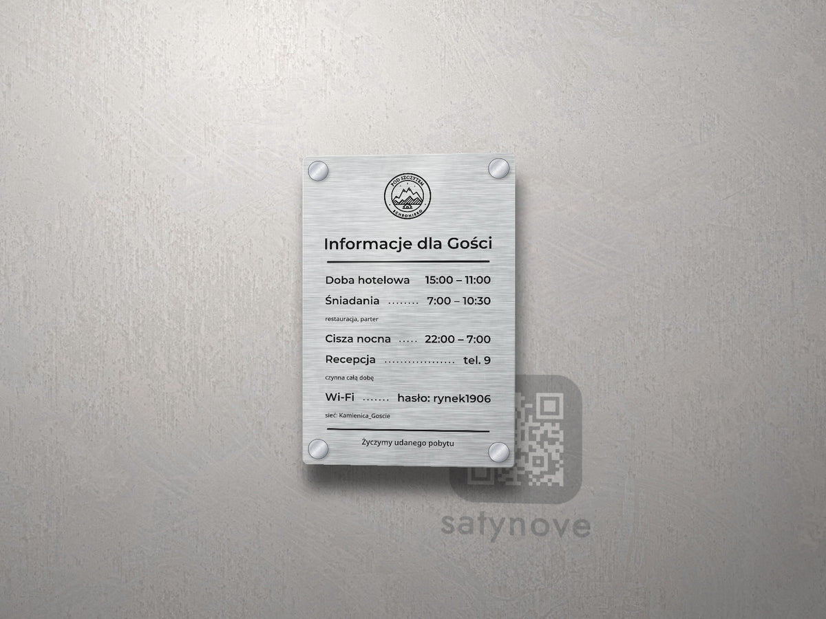 Srebrna tablica Informacje dla Gości z logo schroniska, godzinami i Wi-Fi