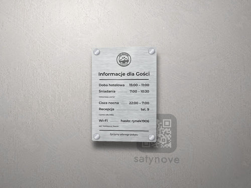 Srebrna tablica Informacje dla Gości z logo schroniska, godzinami i Wi-Fi