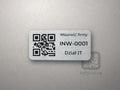 Srebrna tabliczka inwentarzowa INW-0001 z kodem QR