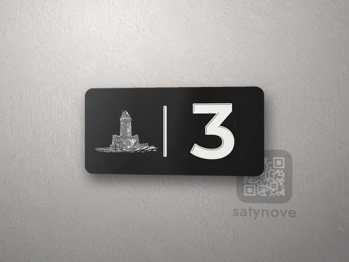Czarna tabliczka 10 × 5 cm z numerem 3 i białą grafiką Kołobrzegu