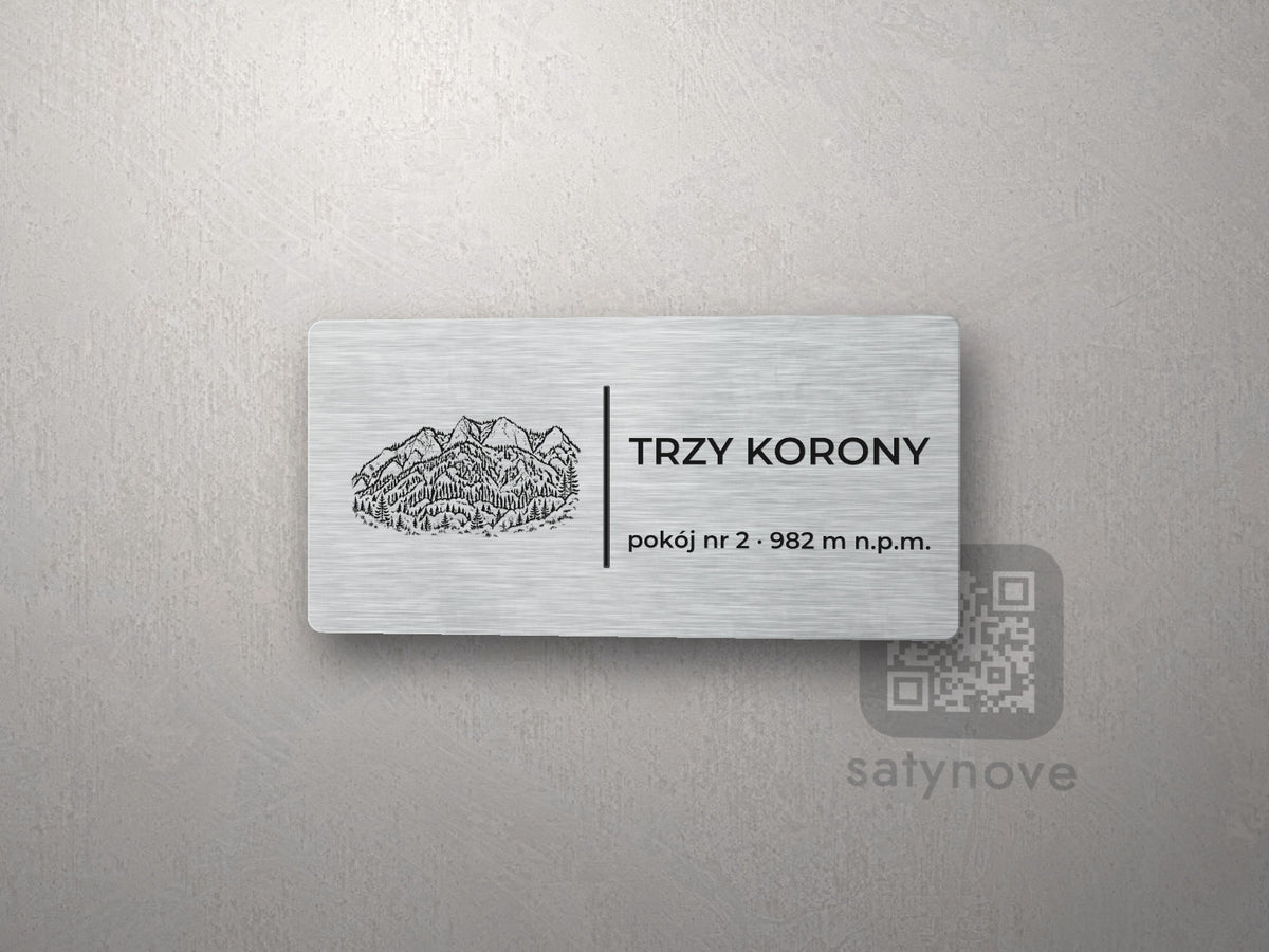 Srebrna tabliczka z rysunkiem i napisem TRZY KORONY, pokój nr 2