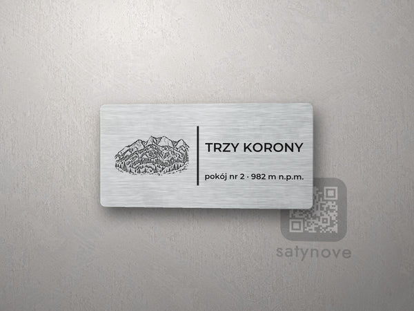 Srebrna tabliczka z rysunkiem i napisem TRZY KORONY, pokój nr 2