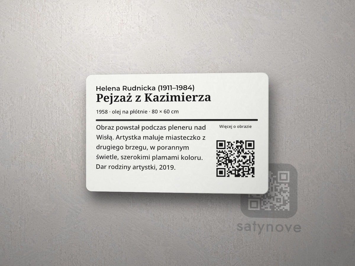 Tabliczka eksponatu: autor, tytuł, rok i technika, opis i kod QR z prawej