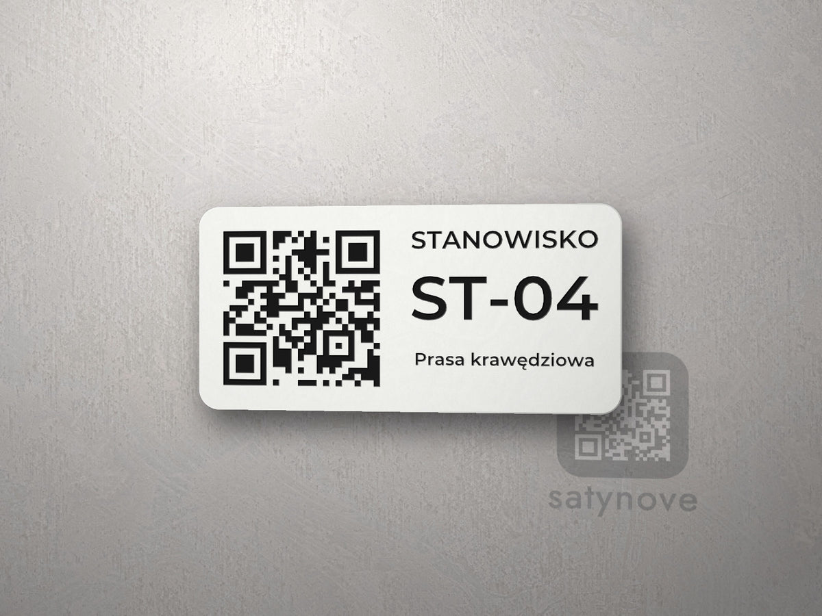 Mała tabliczka: kod QR z lewej, napis STANOWISKO, numer i nazwa maszyny
