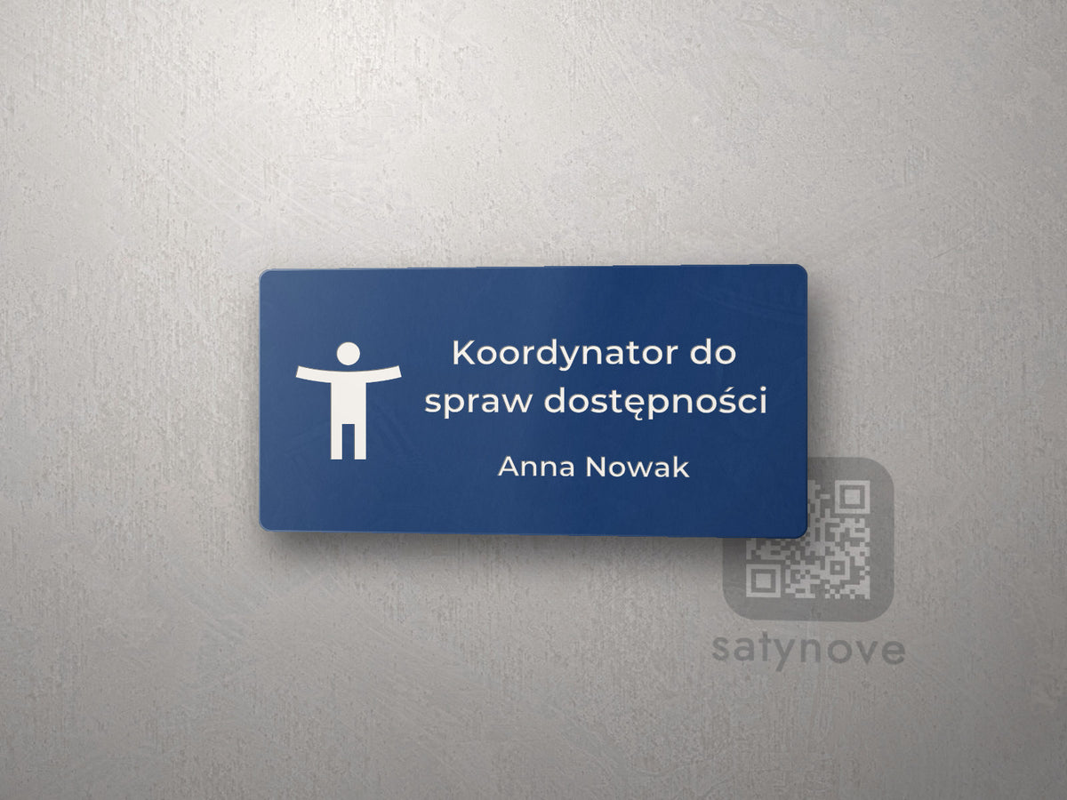 Granatowa tabliczka na drzwi Koordynator do spraw dostępności z piktogramem i nazwiskiem