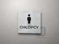 Kwadratowa tabliczka z piktogramem i napisem CHŁOPCY