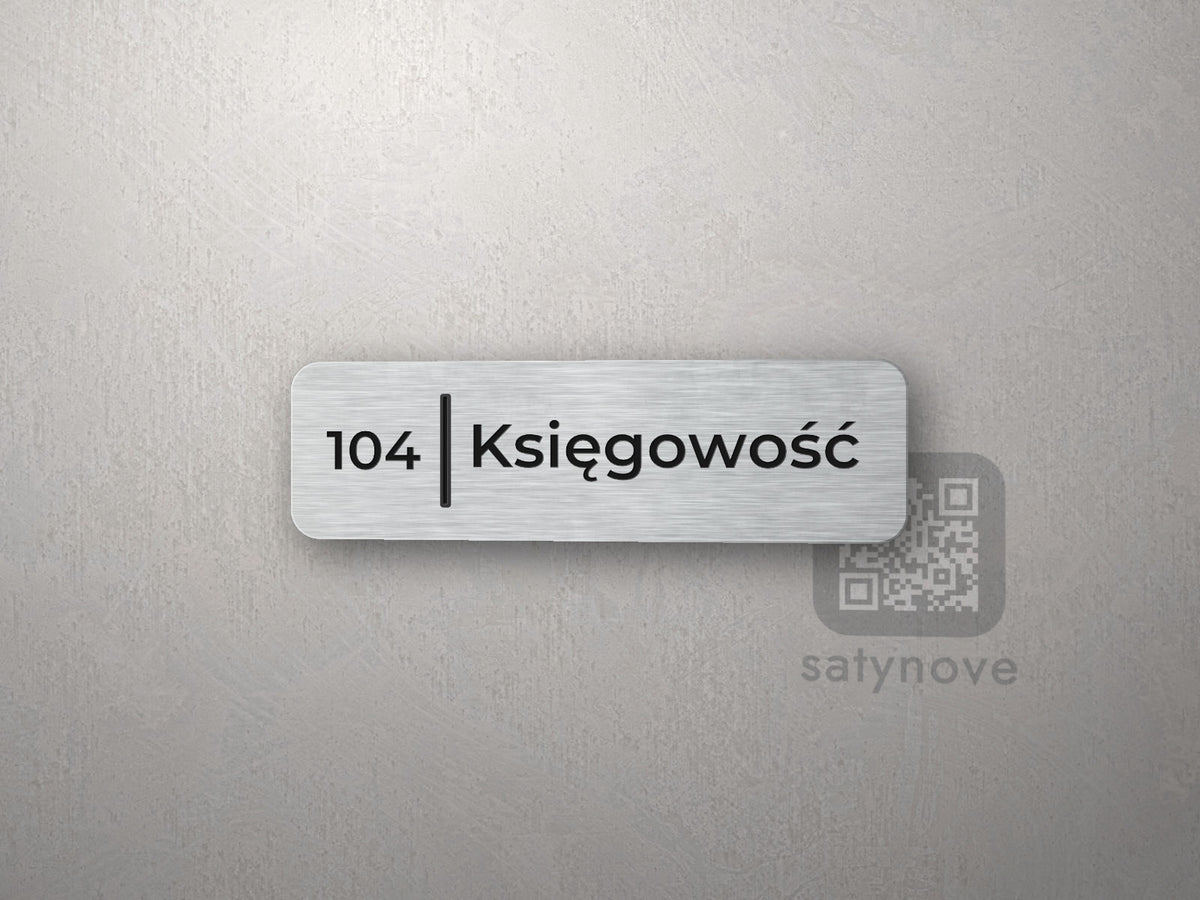 Srebrna wąska tabliczka z numerem pokoju 104 i nazwą Księgowość