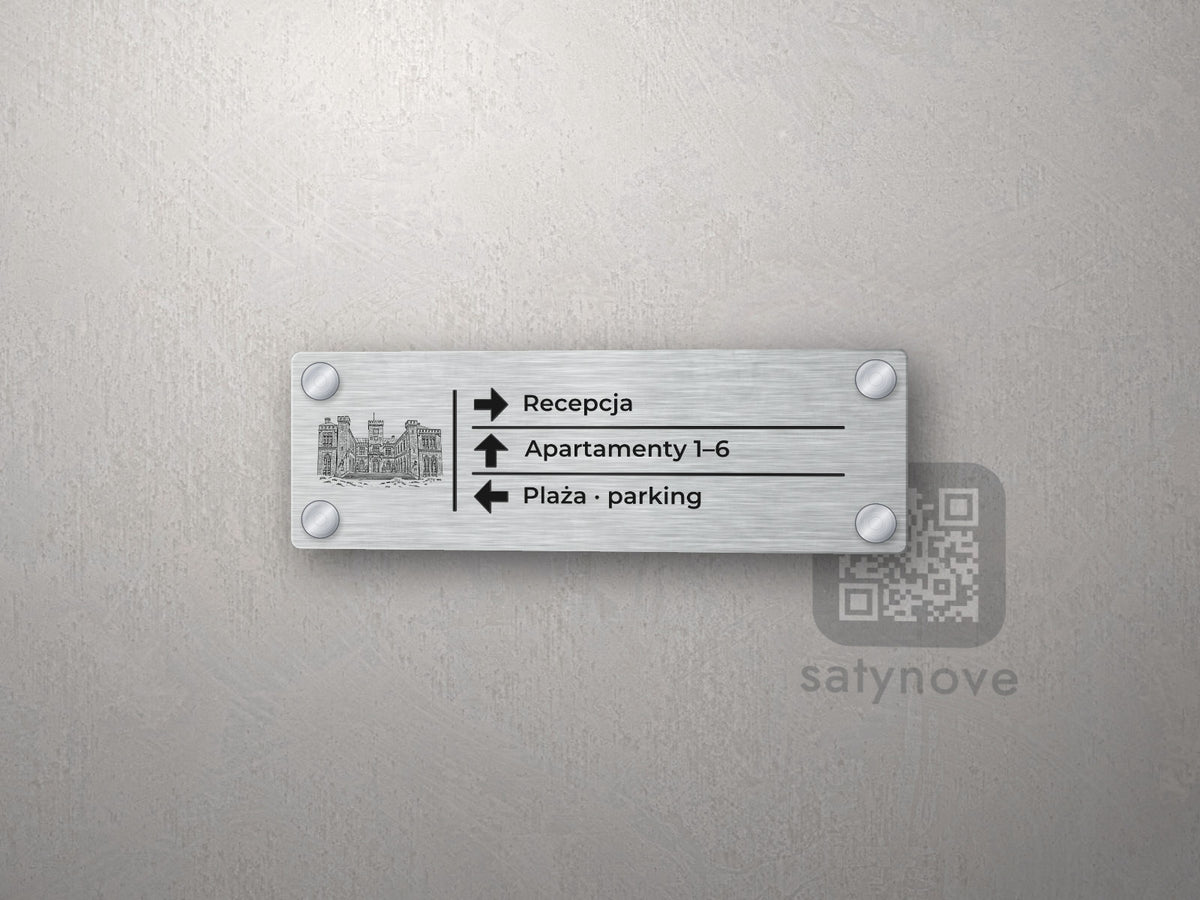 Srebrna tabliczka kierunkowa z grafiką Kołobrzegu: Recepcja, Apartamenty 1–6, Plaża
