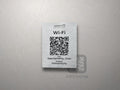 Srebrna tabliczka Wi-Fi z kodem QR i grafiką Międzyzdrojów i Świnoujścia
