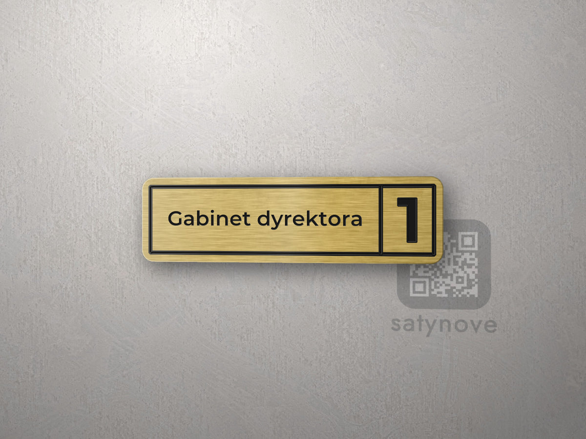 Złota tabliczka w ramce z napisem Gabinet dyrektora i numerem 1