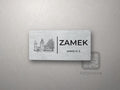 Srebrna tabliczka z rysunkiem i napisem ZAMEK, pokój nr 2