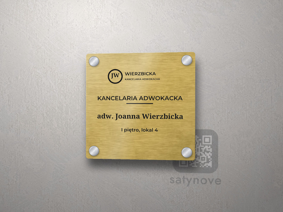 Kwadratowa złota tabliczka z logo kancelarii, nazwą kancelarii i nazwiskiem