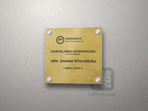 Kwadratowa złota tabliczka z logo kancelarii, nazwą kancelarii i nazwiskiem